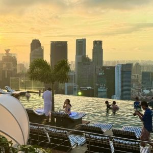 【実写ライブ】シンガポールの船のビル屋上プールからお金の勉強配信